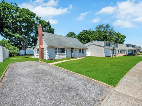 26 Fieldstone Drive, Syosset, NY 11791