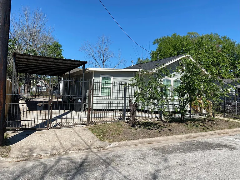 1415 Gale St — Photo 2