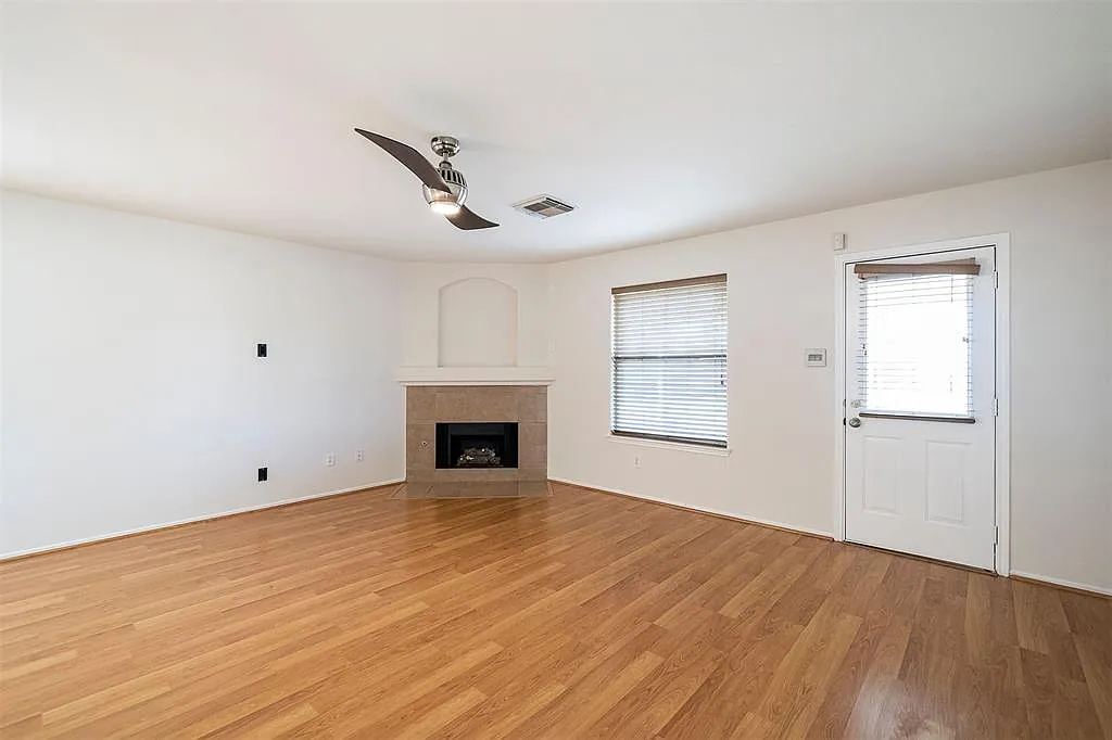 5 bed, 3.5 bath, 2900 sqft, $2,800 — Photo 2