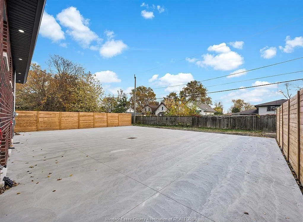3 bed, $2,200 — Photo 3