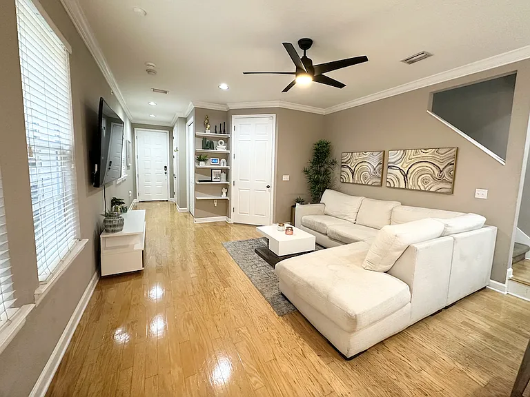 104 S Moody Ave — Photo 3
