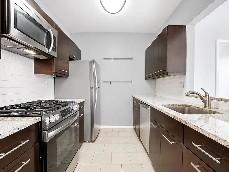 501 Adams St #4E — Photo 2