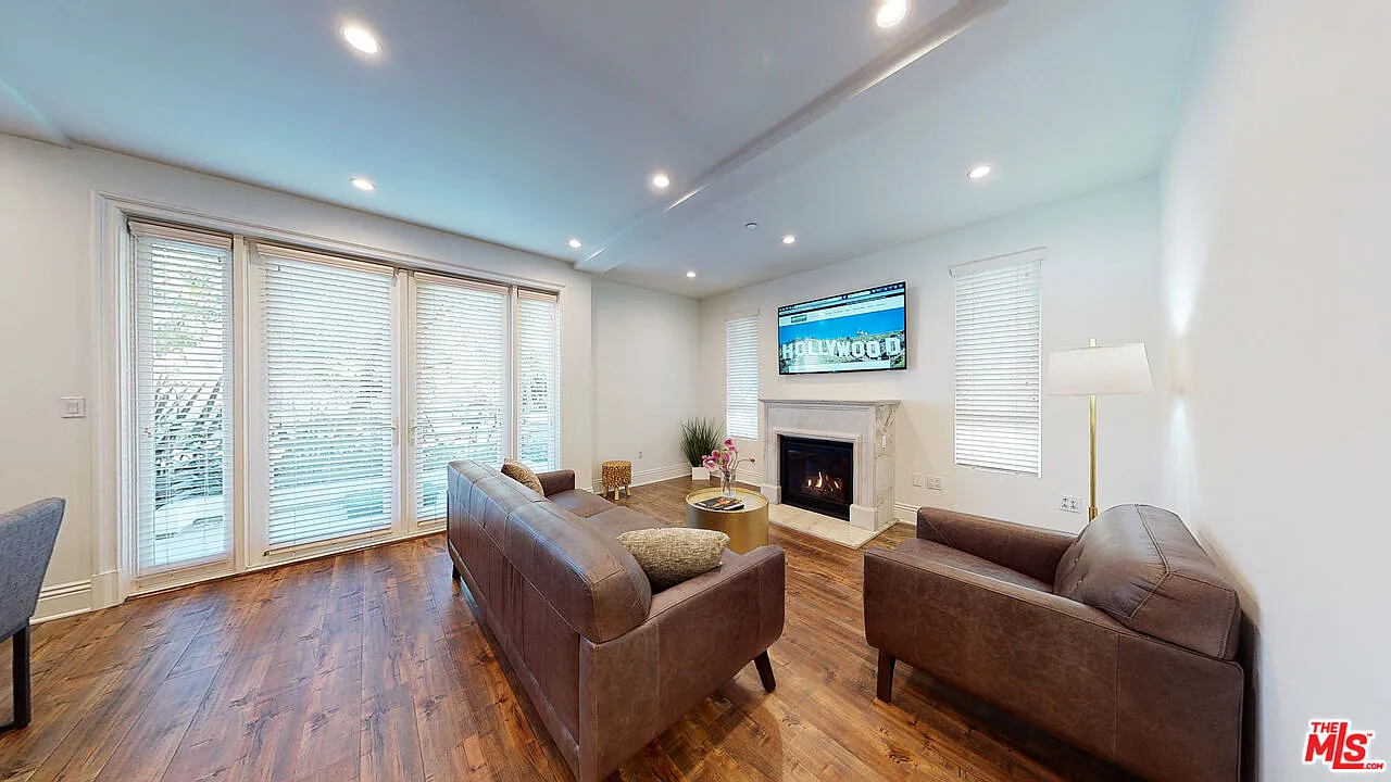 3 bed, 2.5 bath, 1496 sqft, $7,800 — Photo 2