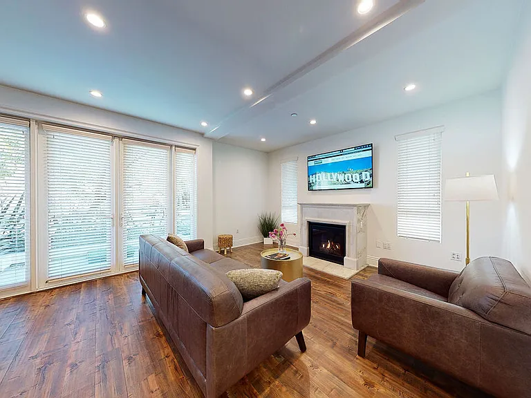 907 S Shenandoah St #101 — Photo 2