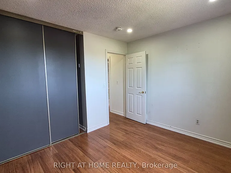 552 Grandview St S — Photo 17