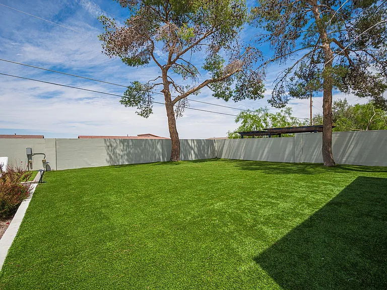 330 E Country Club Dr — Photo 14
