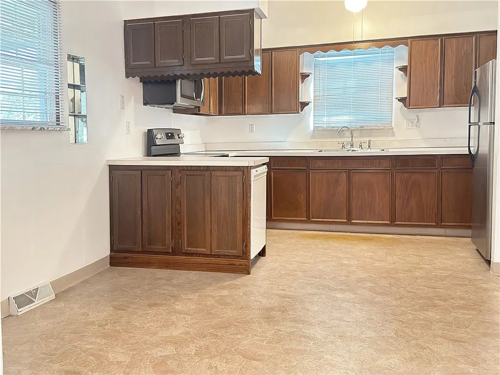 5 bed, 1152 sqft, $1,500 — Photo 3