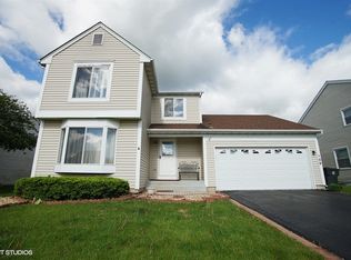 106 Woodview Dr, Streamwood, IL