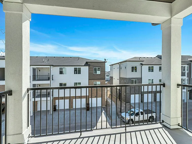 719 N 380 W — Photo 1