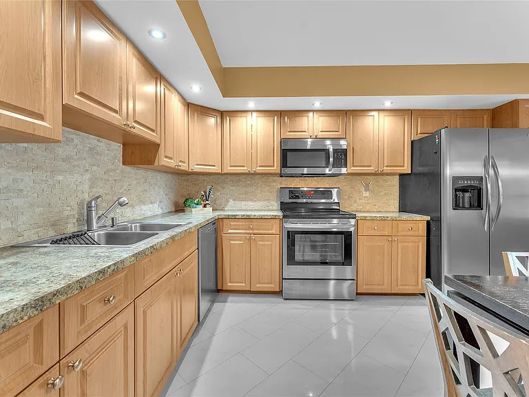 8407 NW 78th Ct — Photo 8