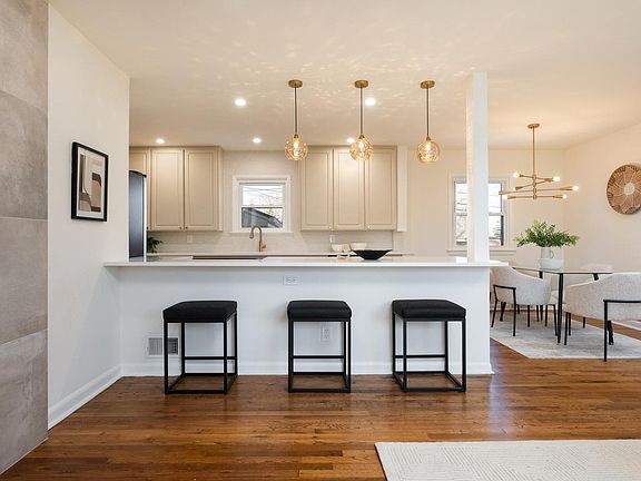 3rd image of 6 Sunset Cir