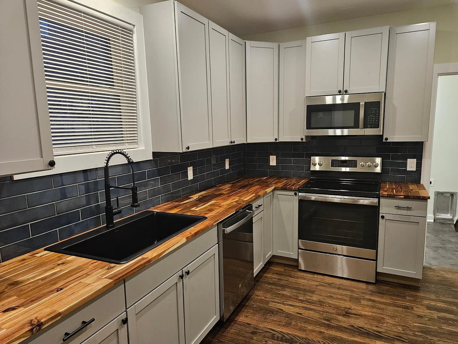 3 bed, 1102 sqft, $2,100 — Photo 4