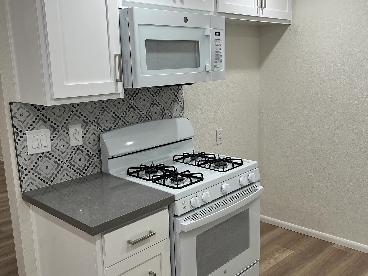 Riverside Condo For Rent — Photo 2