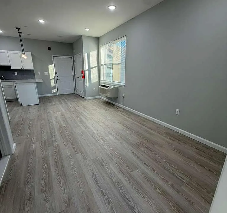 10 Lake St