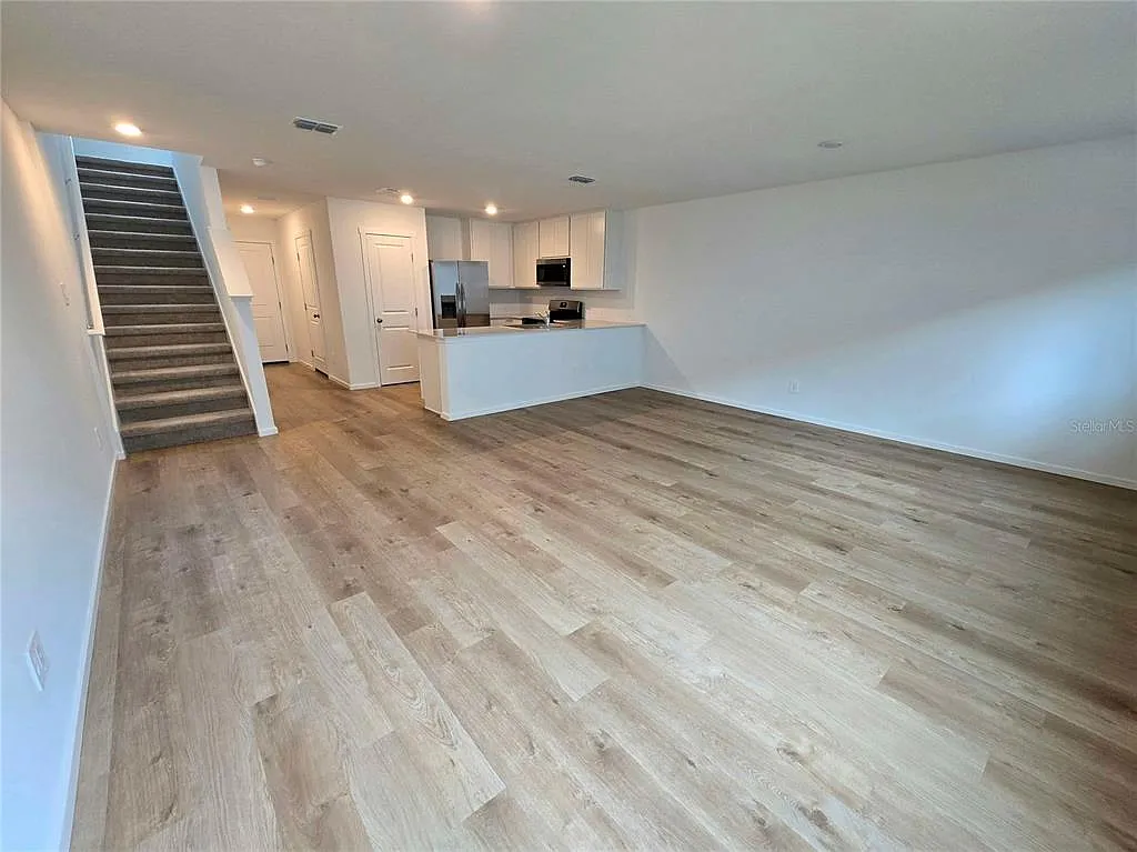 3 bed, 2.5 bath, 1378 sqft, $1,800 — Photo 3