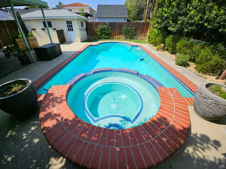 906 N Parish Pl — Photo 34