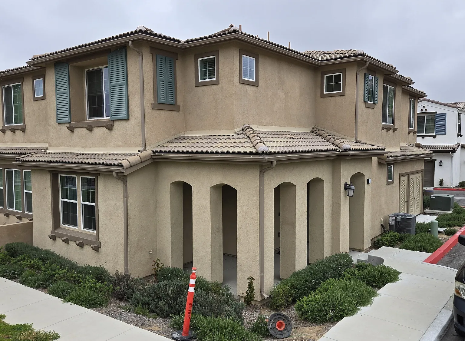 3 bed, 3.5 bath, 1973 sqft, $3,000 — Photo 3
