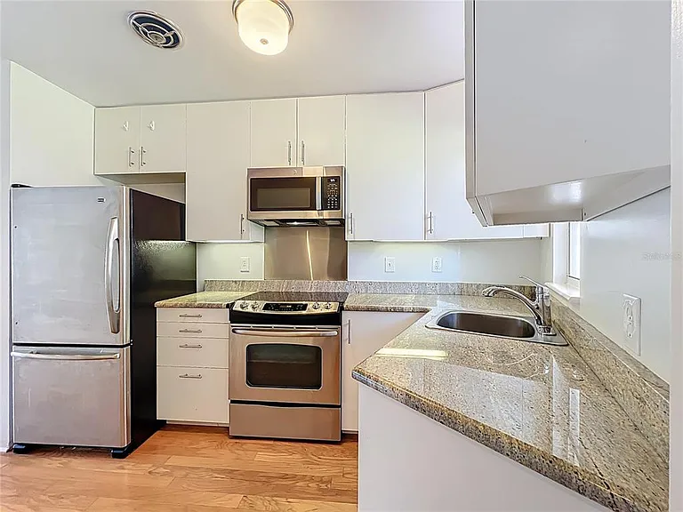 640 N Park Ave #4 — Photo 5