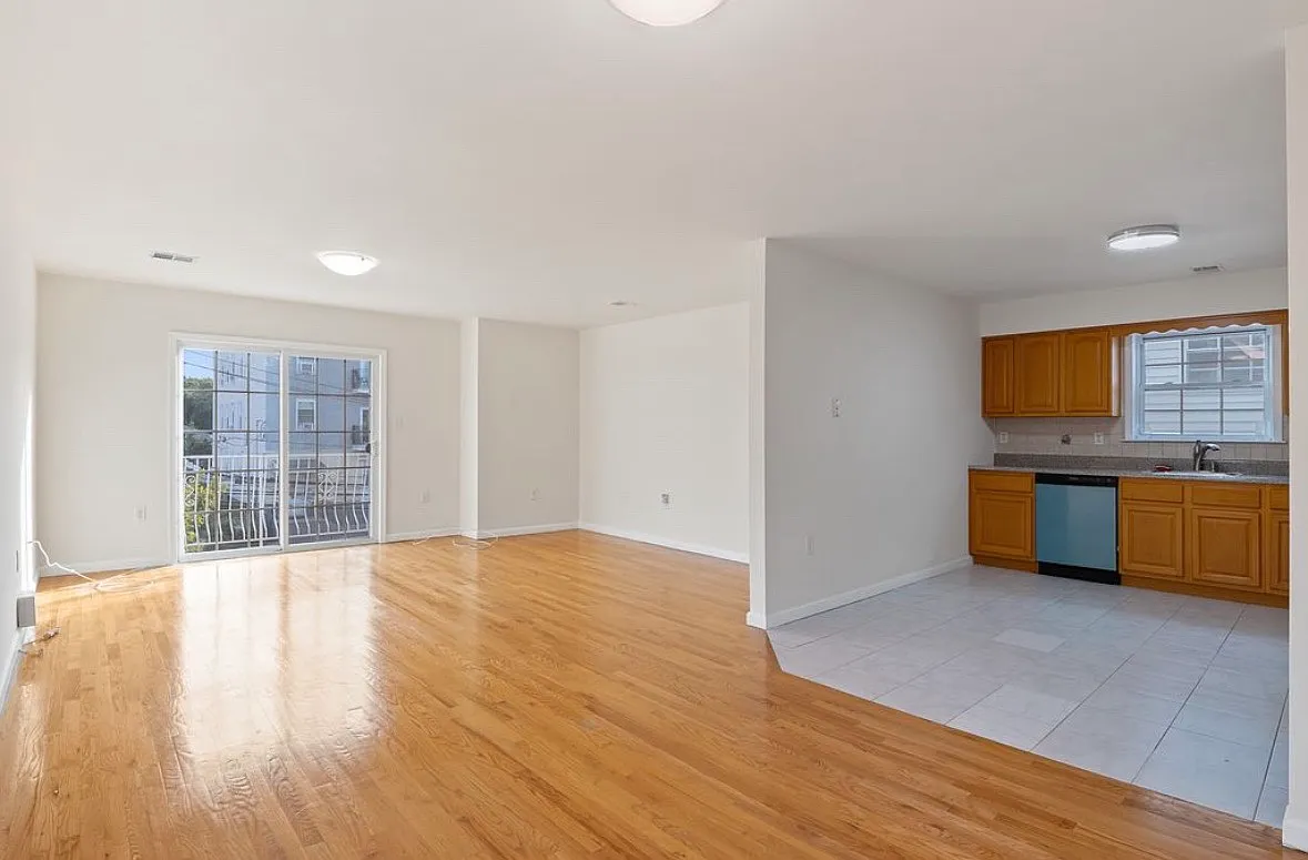 3 bed, 1600 sqft, $2,900 — Photo 2