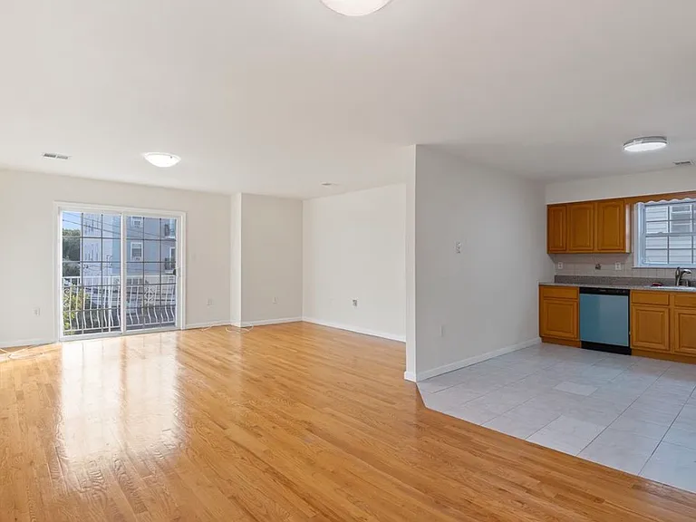 31-33 Chester Ave #2 — Photo 2