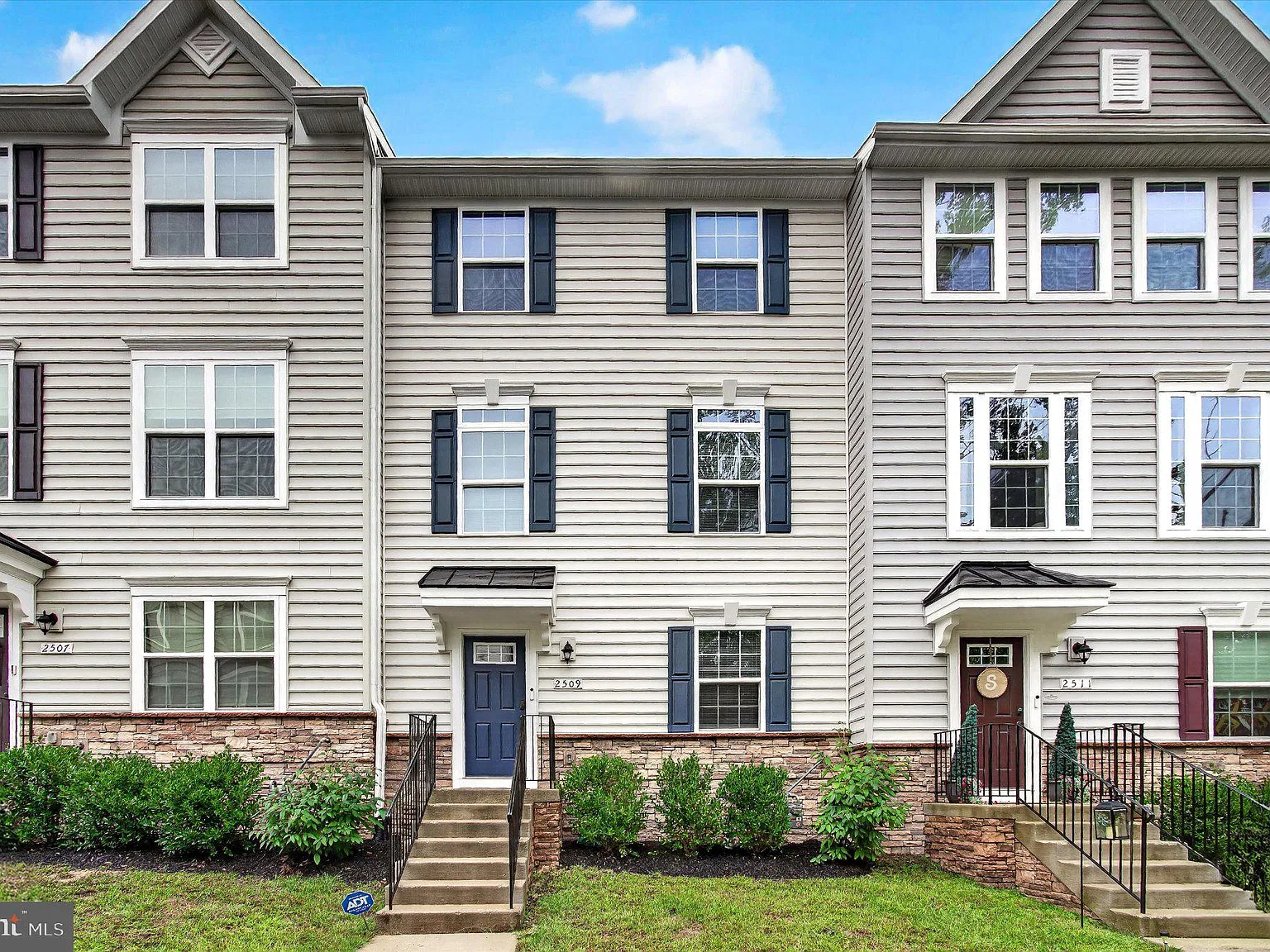 4 bed, 3.5 bath, 1877 sqft, $2,700 — Photo 2