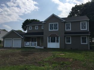 9 Gladstone Ave, West Islip, NY 11795