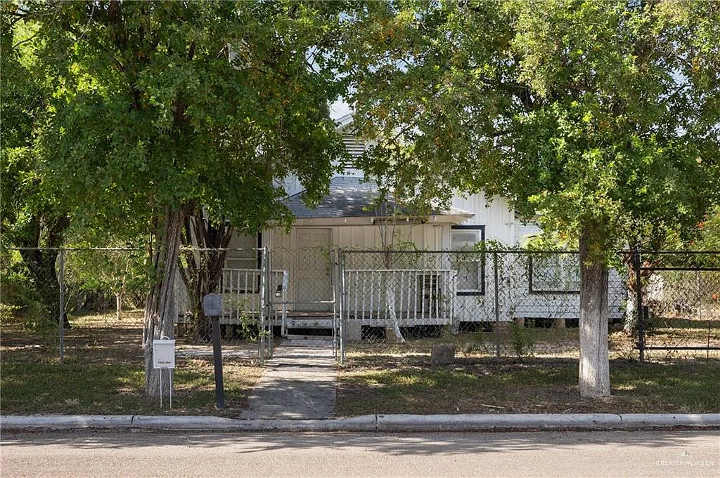 3 bed, 2.0 bath, 1290 sqft, $1,100 — Photo 2