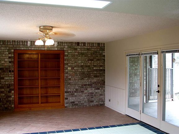 3rd image of 103 Live Oak Dr