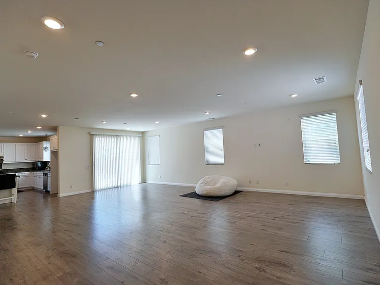 3176 E Olympic Dr — Photo 2