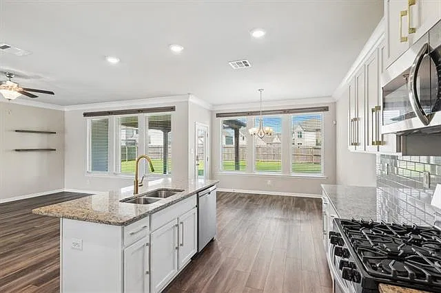 4 bed, 2.5 bath, 2670 sqft, $2,700 — Photo 4