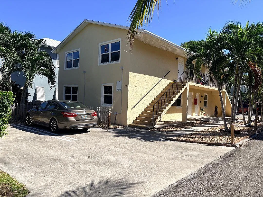 2 bed, 1.0 bath, 754 sqft, $1,900 — Photo 2