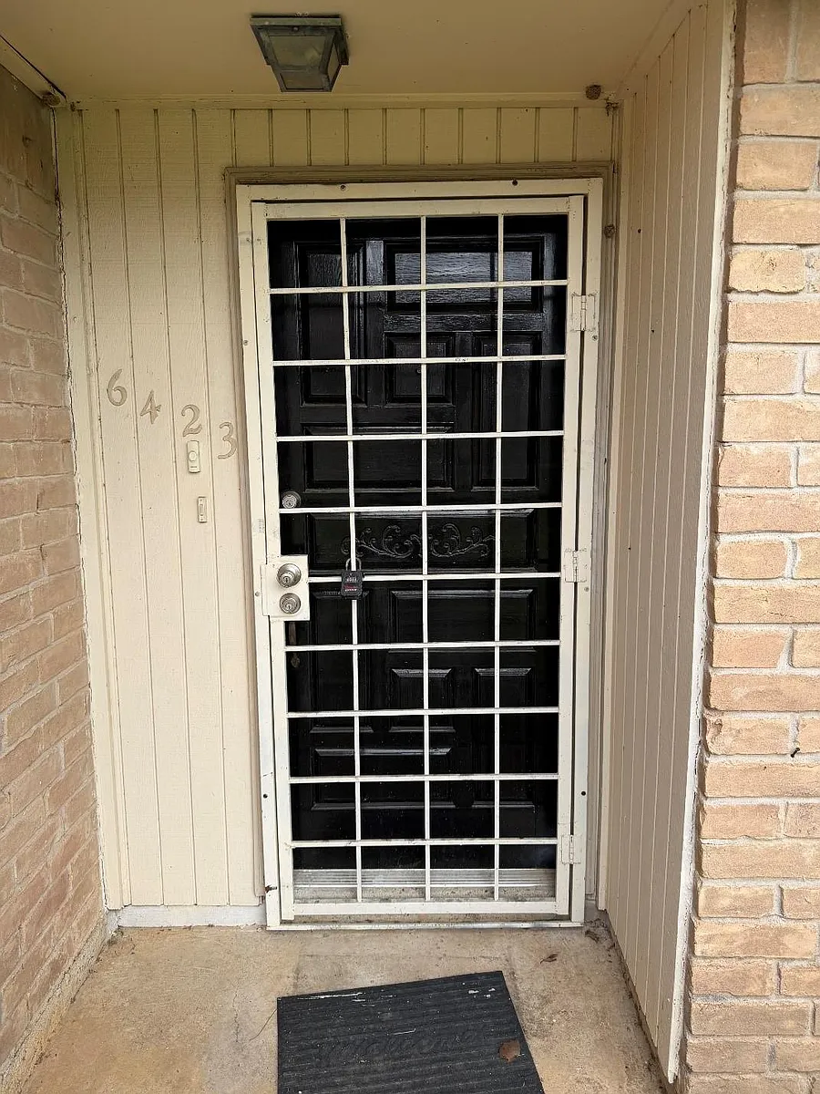 Building Photo - 6423 S Briar Bayou Dr