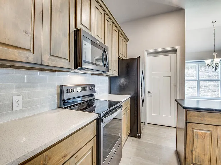 1004 Churchill Dr — Photo 10