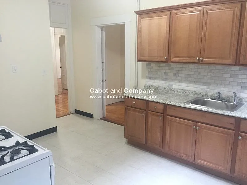 3 bed, 1.0 bath, $4,800 — Photo 3