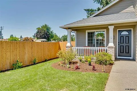 537 SE Oak Grove Ave — Photo 3