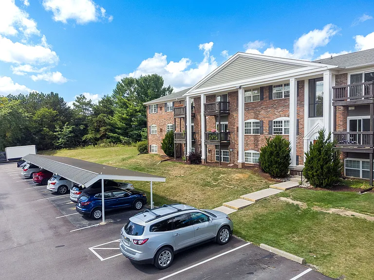 Knob Hill Apartments — Photo 29