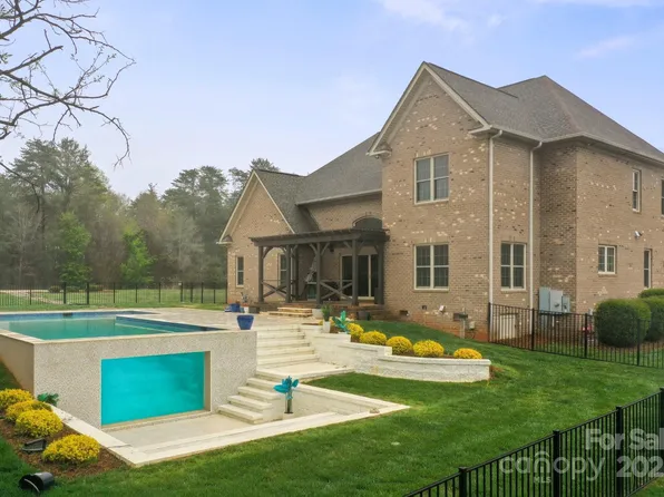 1012 Harper Lee Dr, Newton, NC 28658