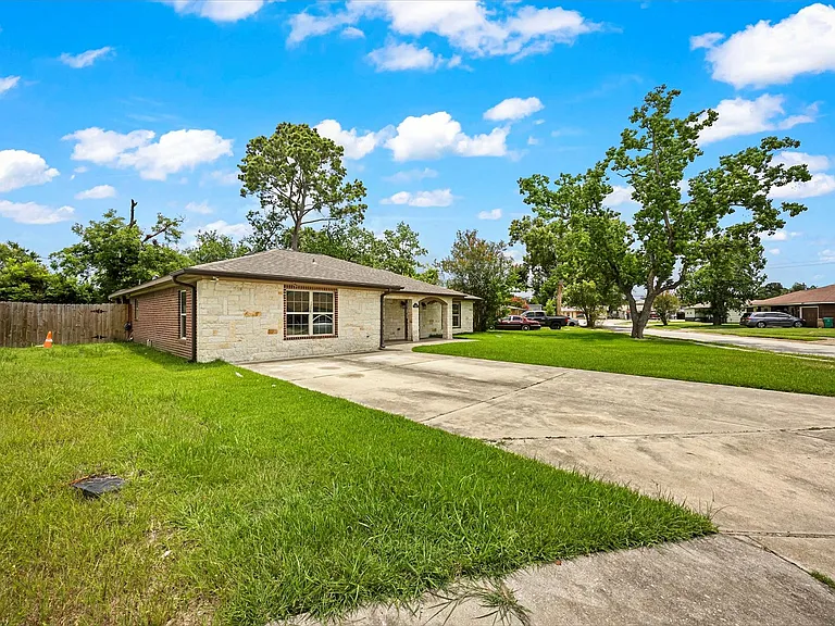 1209 Dogwood Dr — Photo 3