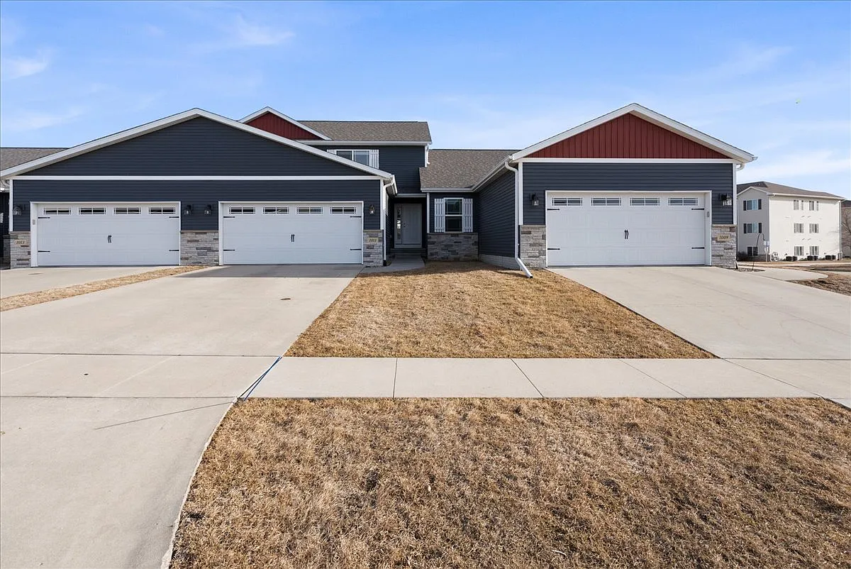 3 bed, 2.5 bath, 1600 sqft, $1,900 — Photo 1