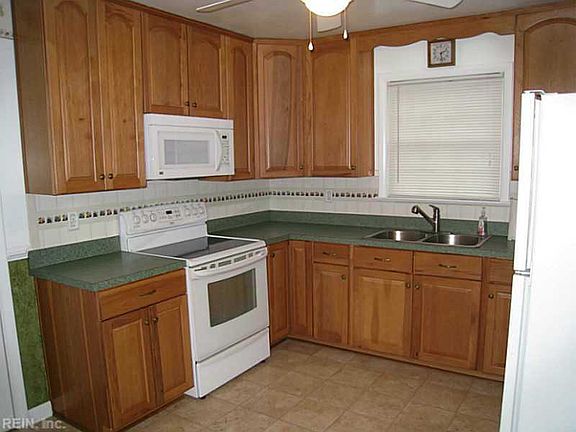 4th image of 10 Sanford Dr