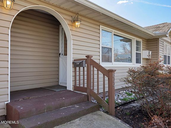 4th image of 809 Shadylawn Way