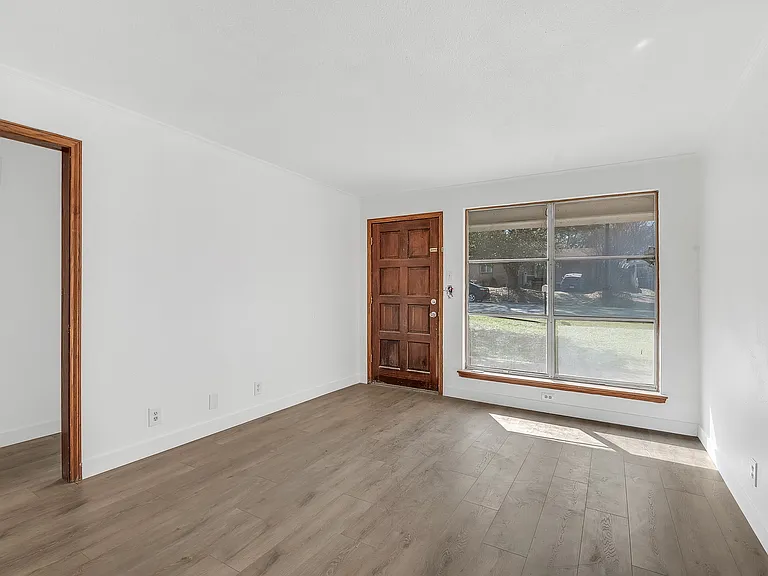 1009 Meadow Park Dr — Photo 3