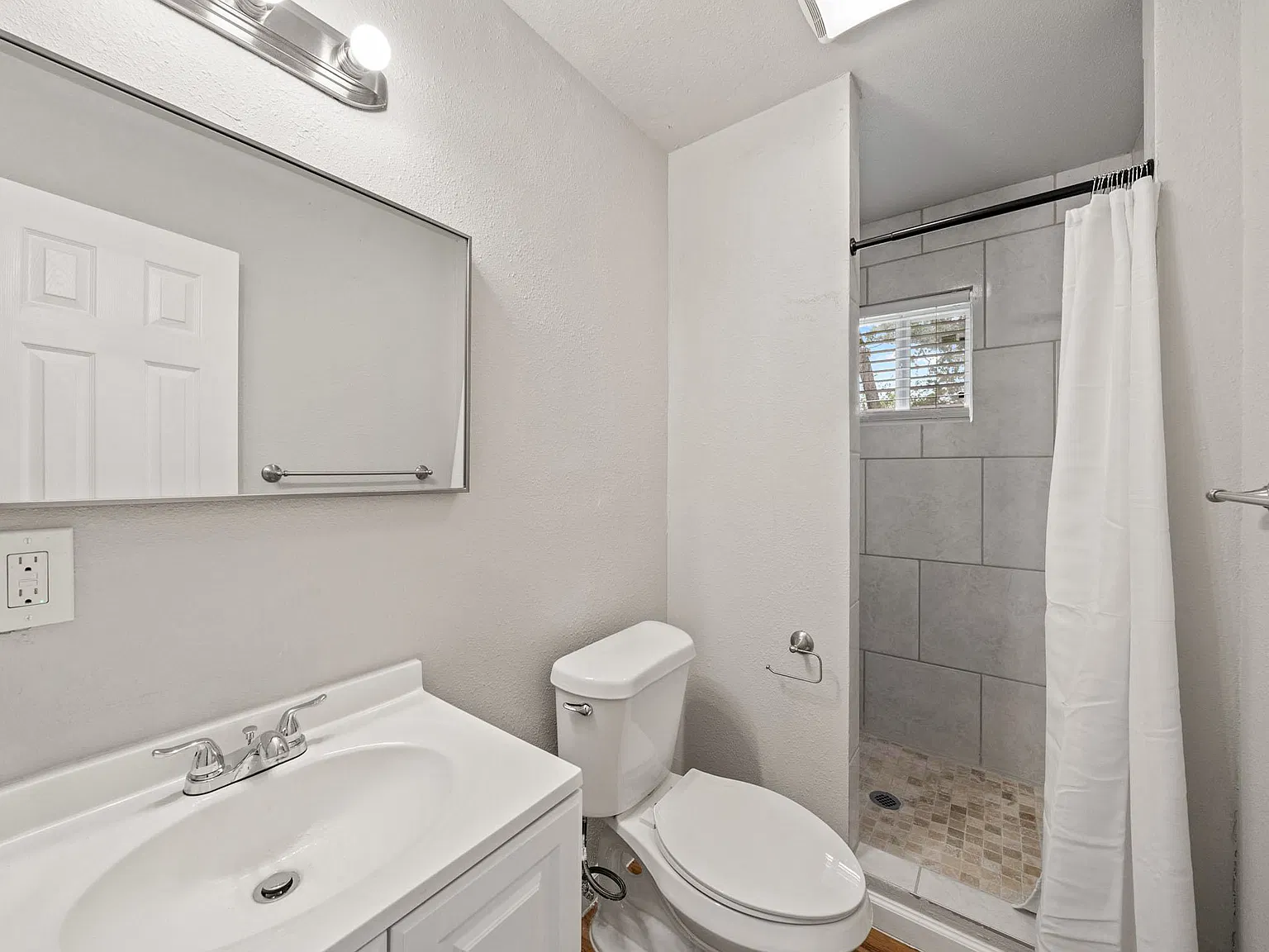 4 bed, 2.0 bath, 1471 sqft, $706 — Photo 4