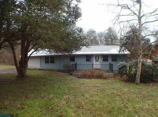 421 S Lakeshore Dr, Louisa, VA 23093