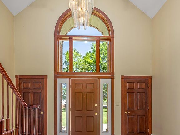 2nd image of 860 Evergreen Ct