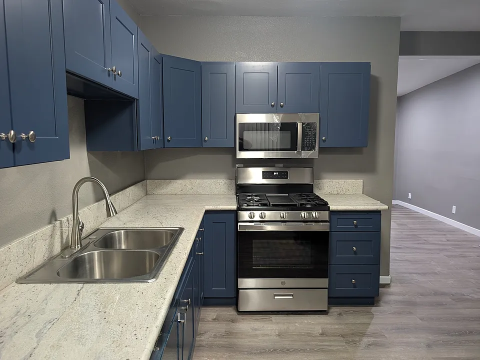 305 Sahara Dr #305