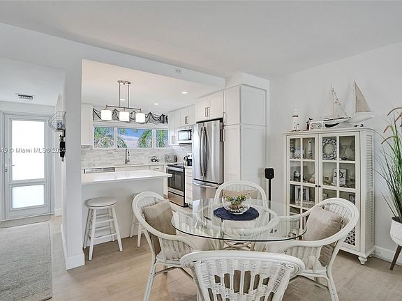 4th image of 500 SE 21st Ave APT 504
