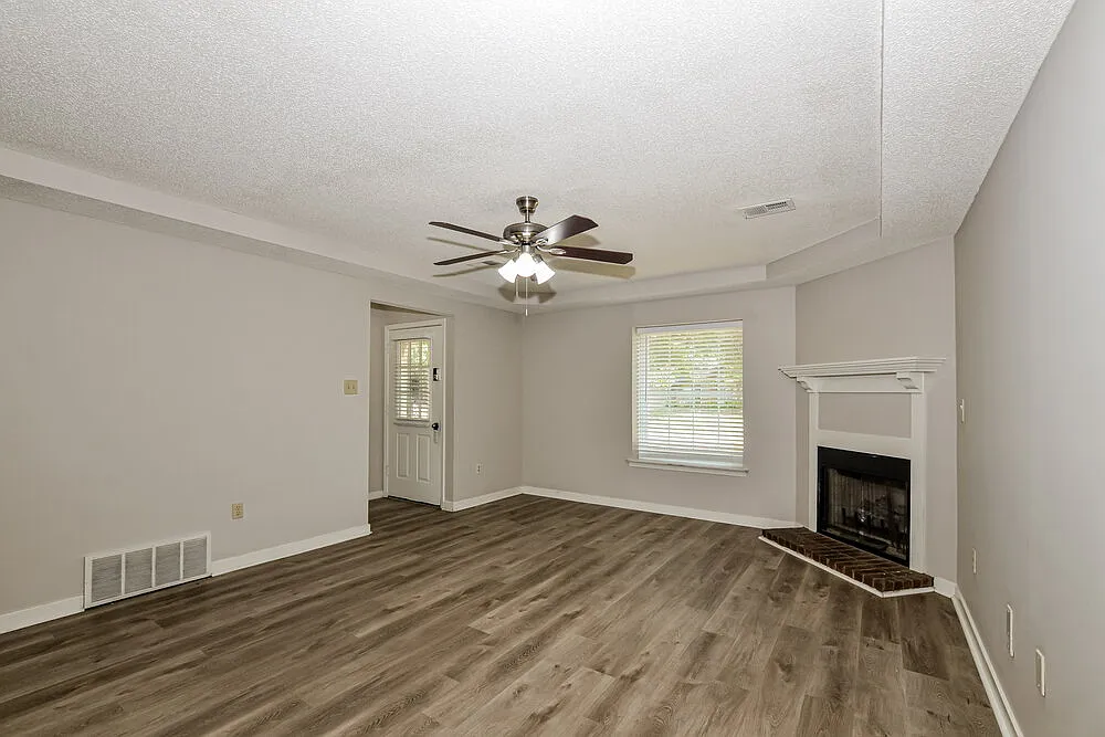 3 bed, 2.0 bath, 1765 sqft, $1,800 — Photo 4