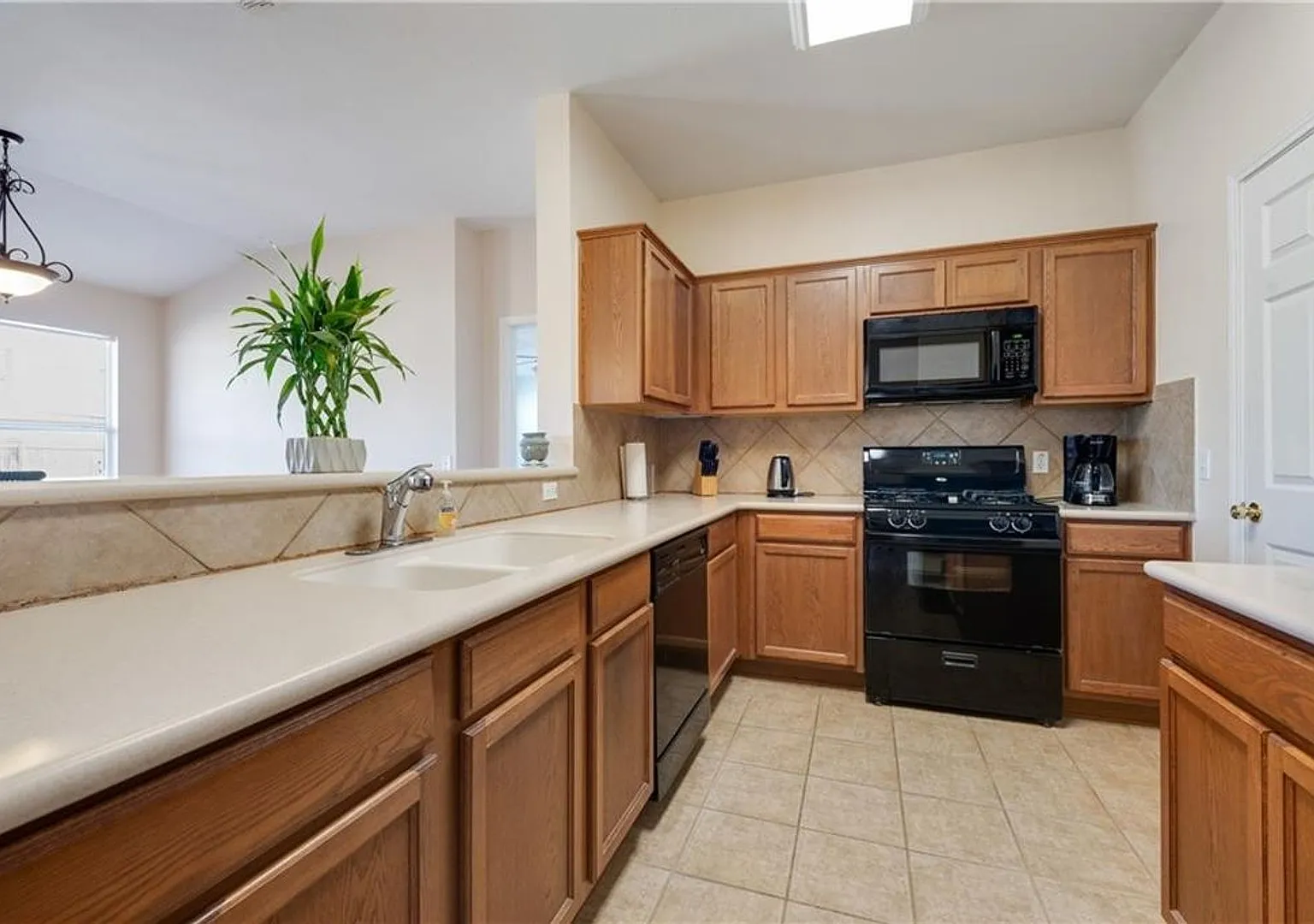 Bright, Beautiful, and Made for Easy Living in Pflugerville! — Photo 4