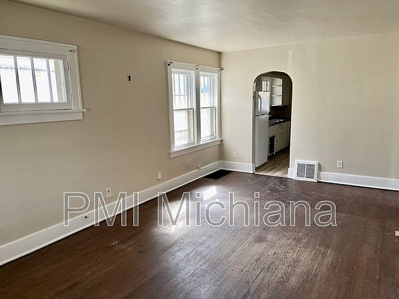 4th image of 121 W 12th St